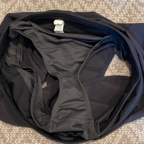 Like-new Lululemon Speed Up shorts 2.5” - Picture 8 of 8